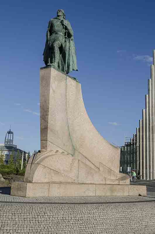 Islandia 031 - Reikjavik - monumento a Leif Eriksson.jpg
